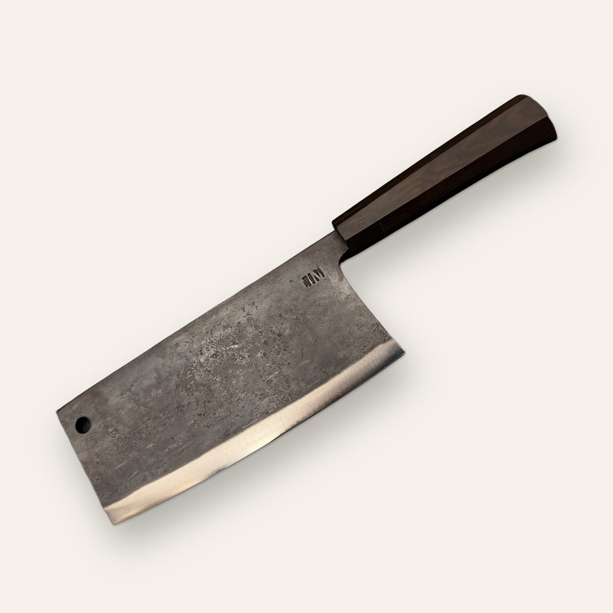Couteau Boucher couperet Forge Tay, finition carbone noir, fond crème