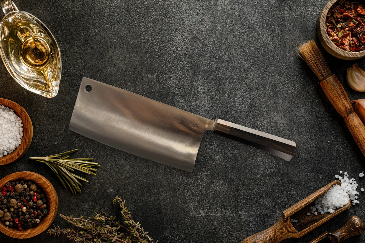 Couteau Boucher couperet Forge Tay, finition inox, sur ardoise