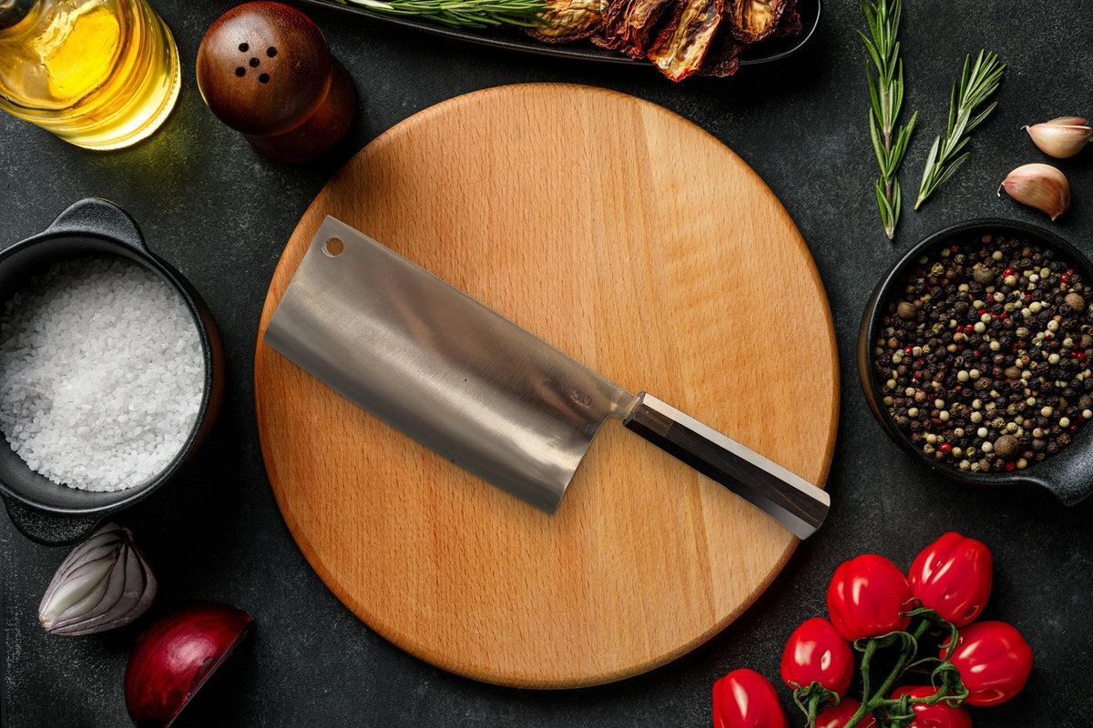 Couteau Boucher couperet Forge Tay, finition inox, sur planche ronde