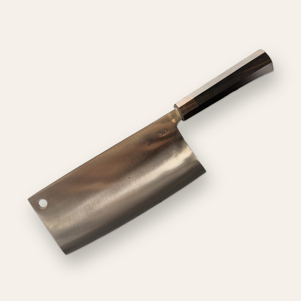 Couteau Boucher couperet Forge Tay, finition inox, fond crème