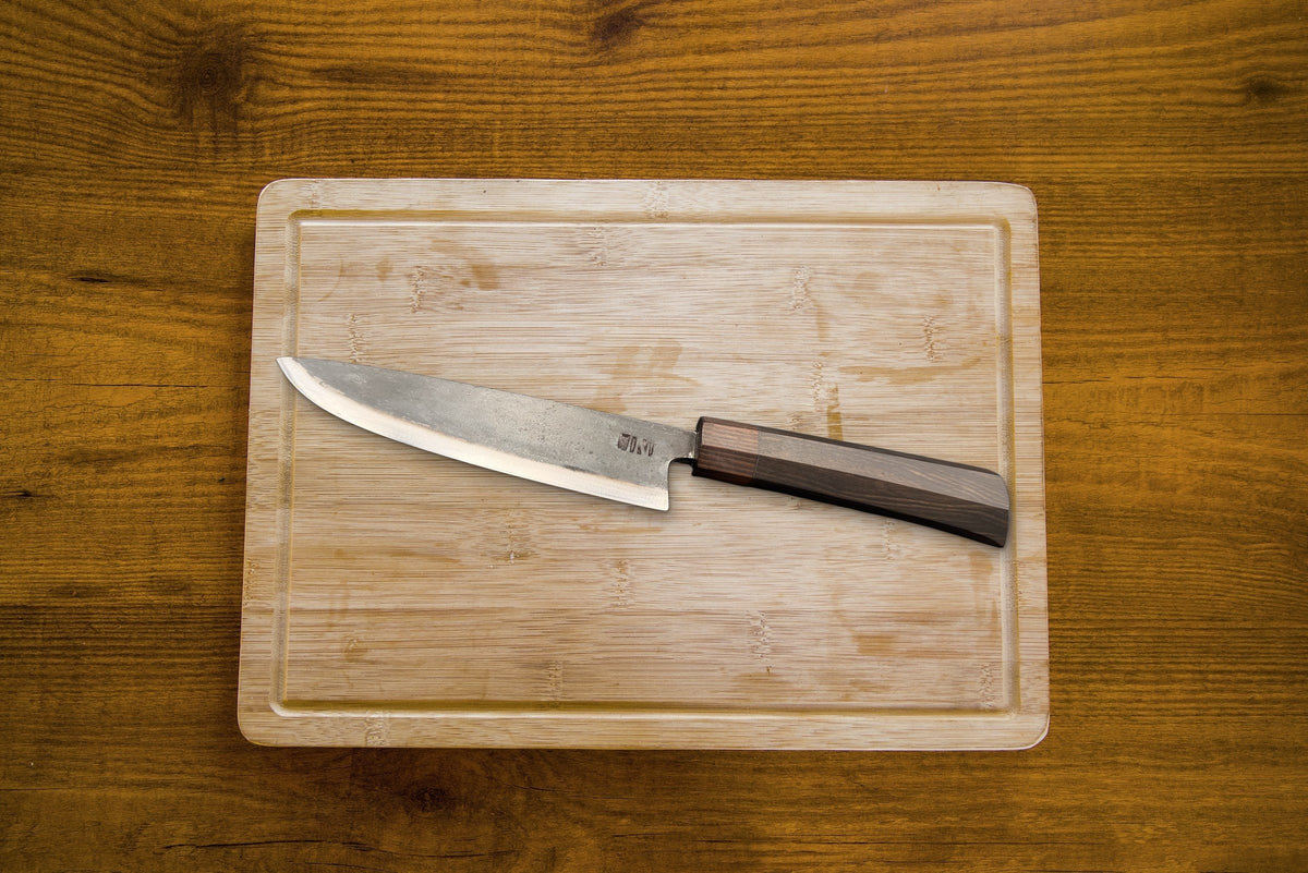 Couteau Cuisine Gyuto Forge Tay, finition carbone noir, sur planche en bois
