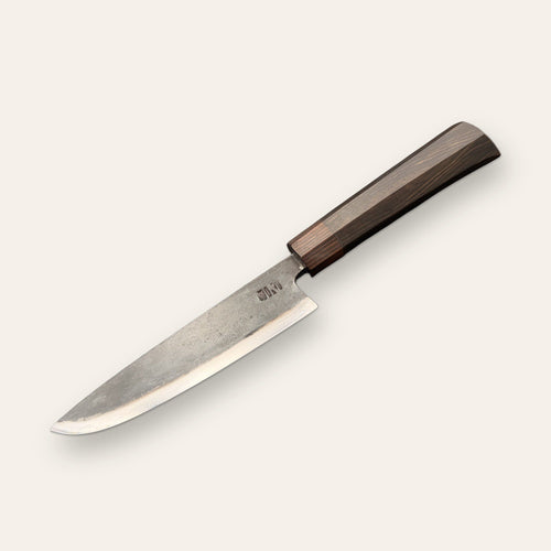 Couteau Cuisine Gyuto Forge Tay, finition carbone noir, fond crème
