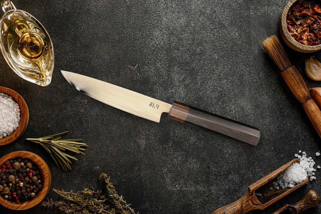 Couteau Cuisine Gyuto Forge Tay, finition inox, sur ardoise