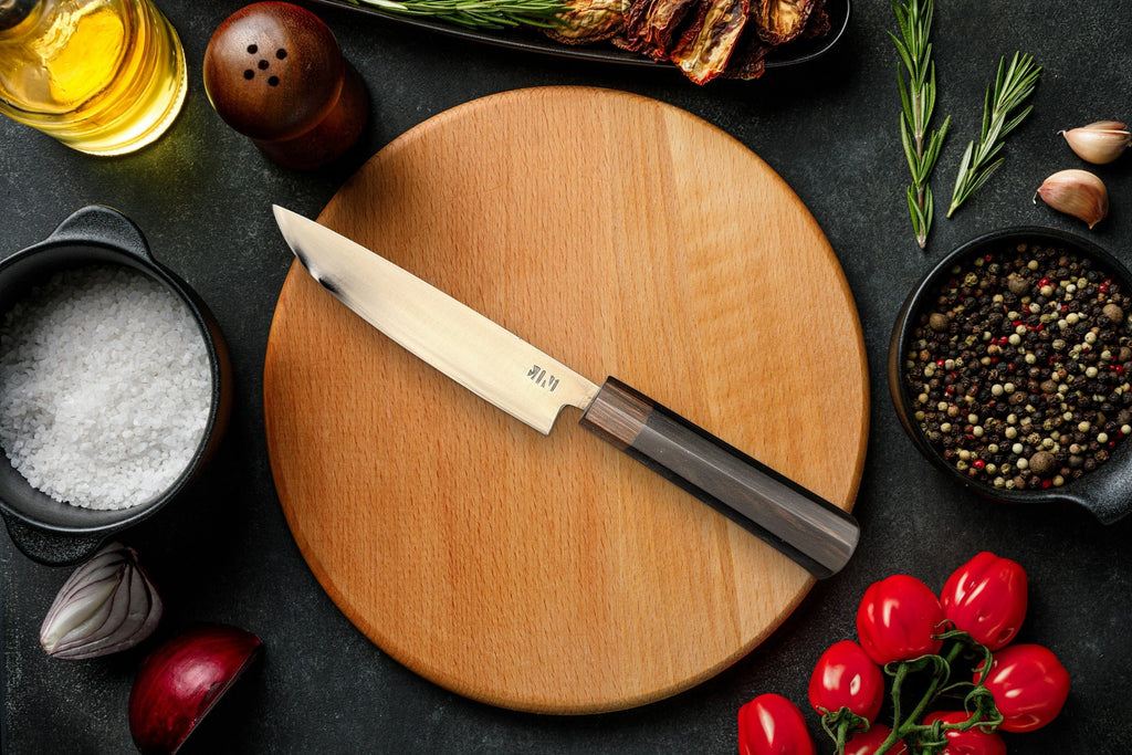 Couteau Cuisine Gyuto Forge Tay, finition inox, sur planche ronde