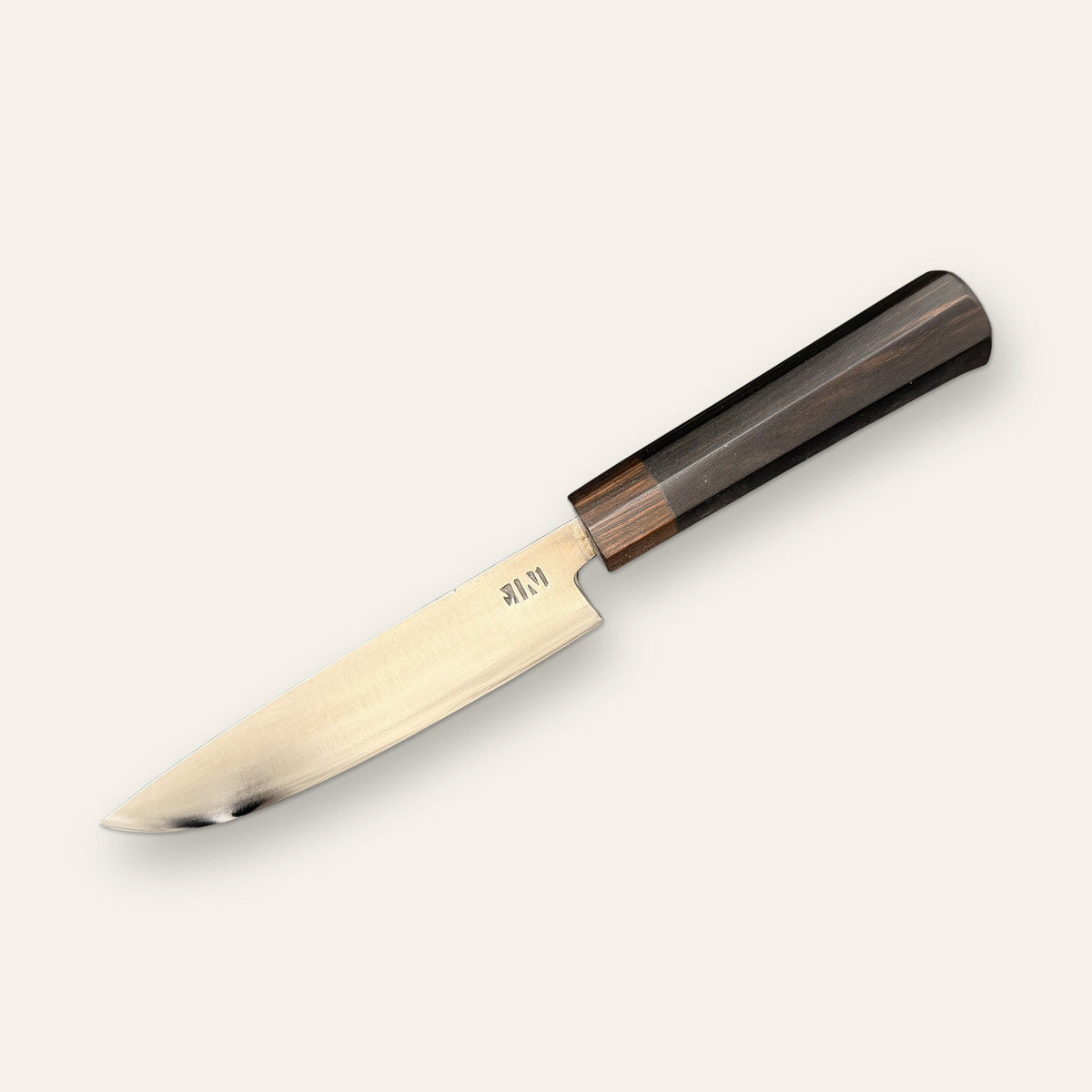 Couteau Cuisine Gyuto Forge Tay, finition inox, fond crème