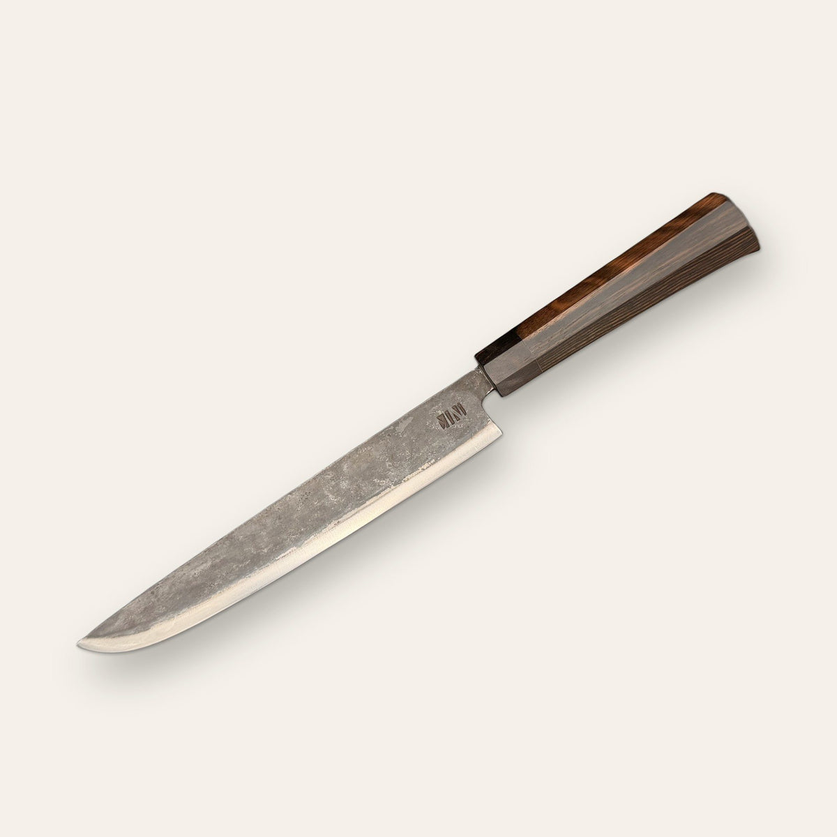 Couteau Fish trancheur Forge Tay, finition carbone noir, fond crème
