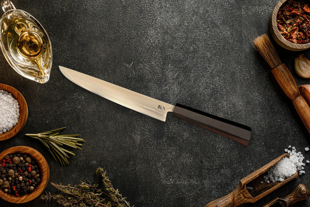 Couteau Fish trancheur Forge Tay, finition inox, sur ardoise