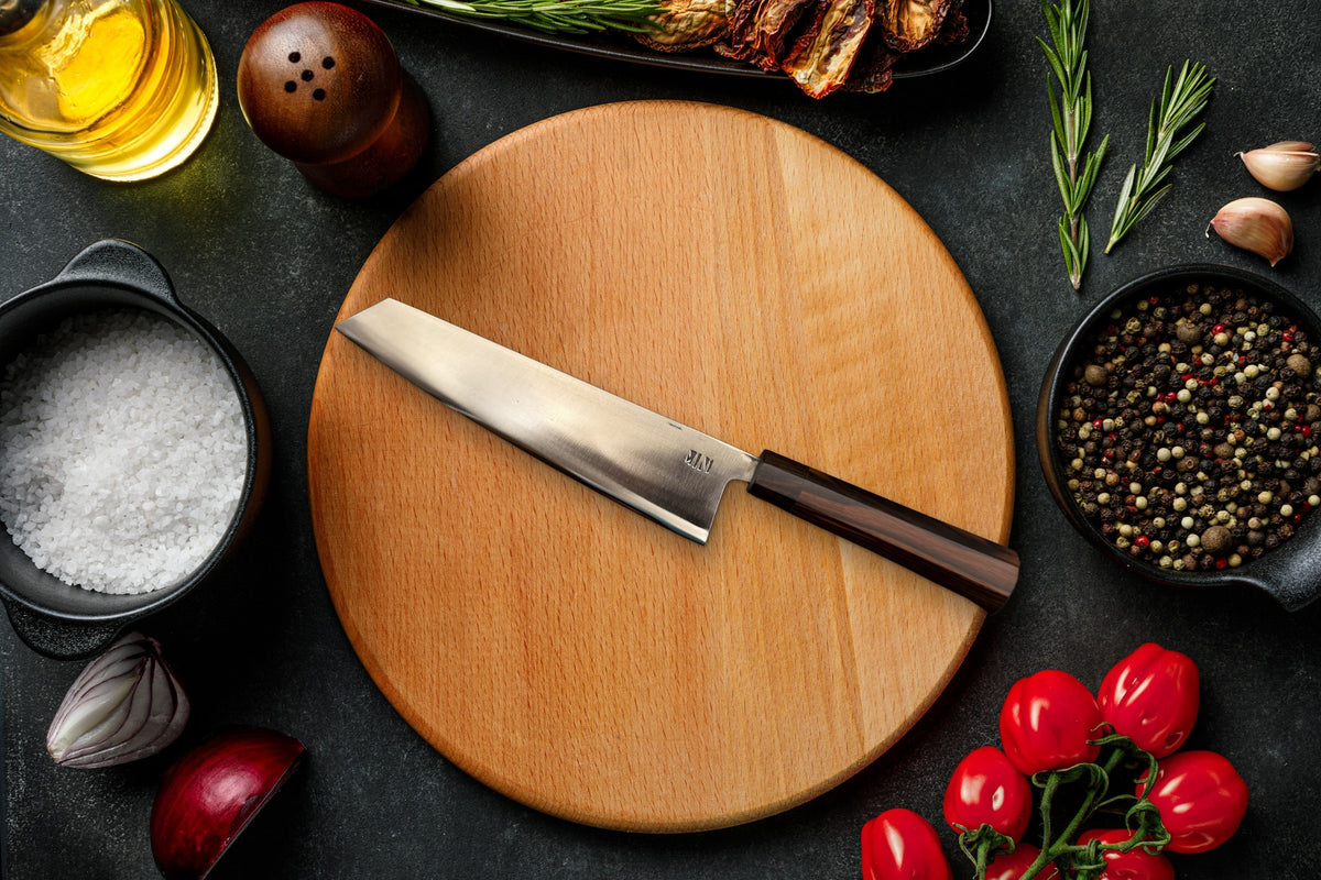 Couteau Chef Forge Tay sur une planche en bois