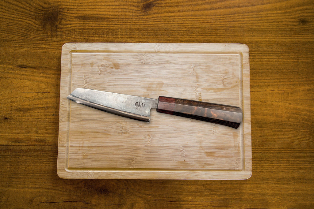 Couteau Office Forge Tay, finition carbone noir, sur planche en bois